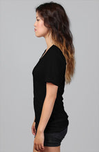 Load image into Gallery viewer, Women&#39;s Black S/S T-shirt || Blue Flower-Power Pocket